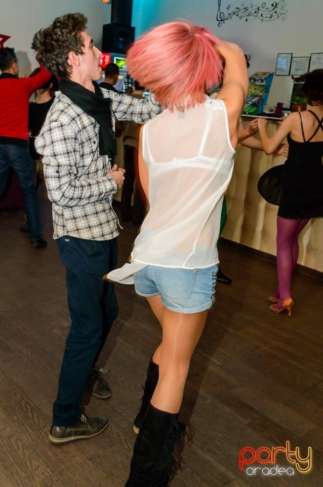 Dans şi distracţie în Blondy's Art Cafe, 