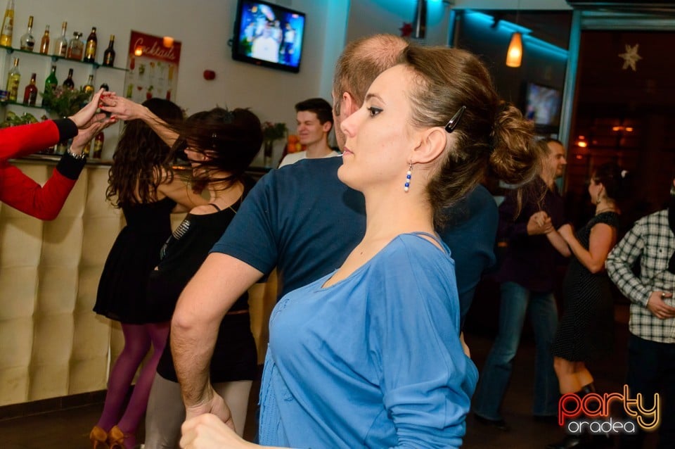 Dans şi distracţie în Blondy's Art Cafe, 