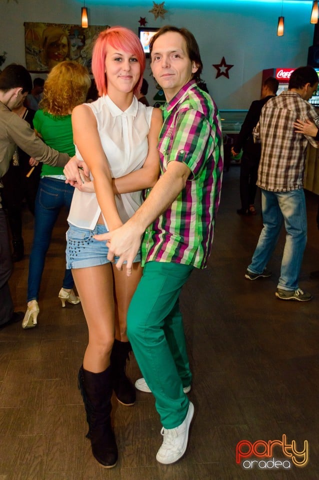 Dans şi distracţie în Blondy's Art Cafe, 