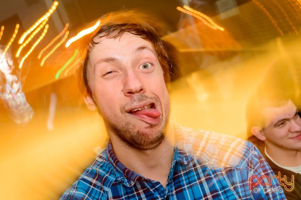 Dans şi distracţie în Blondy's Art Cafe, 