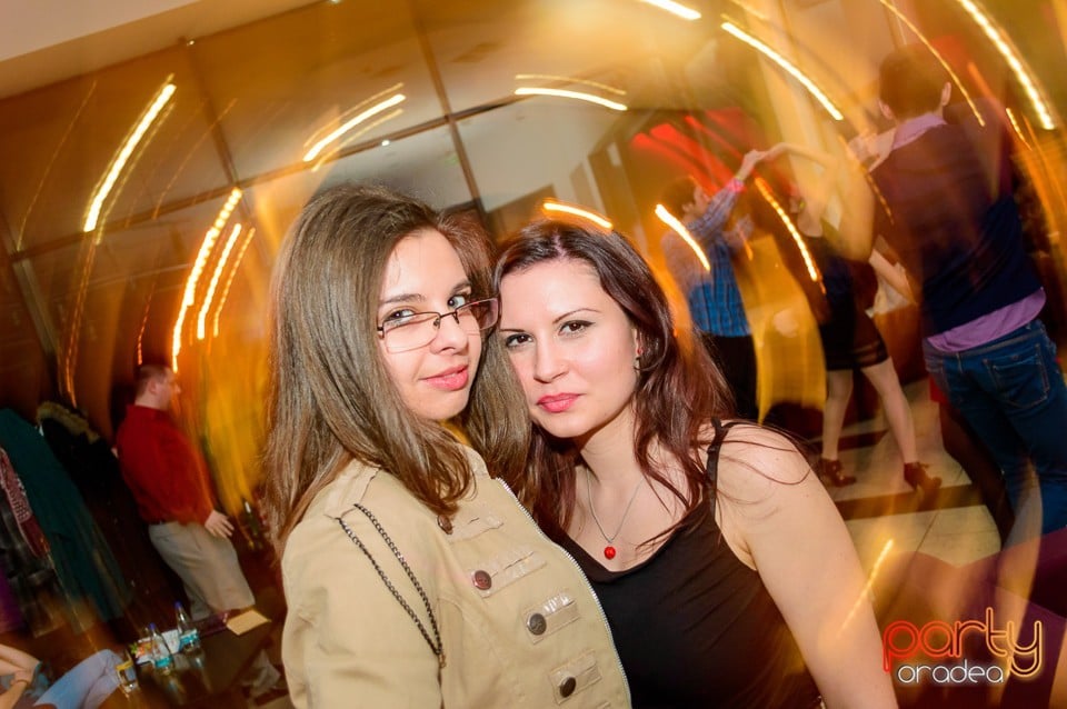 Dans şi distracţie în Blondy's Art Cafe, 