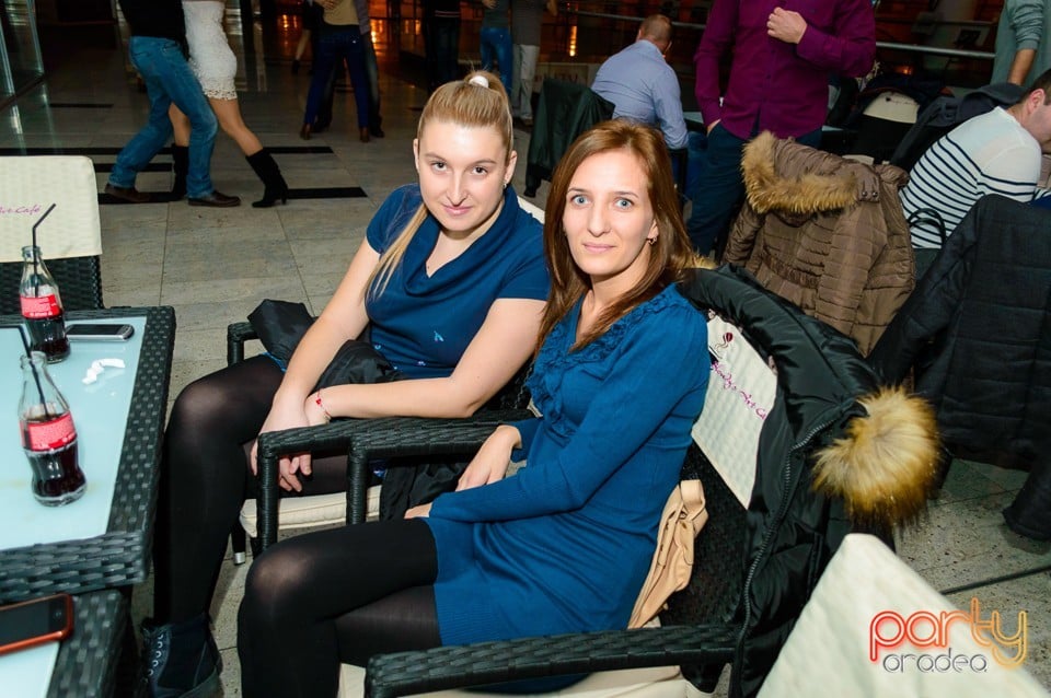 Dans şi distracţie în Blondy's Art Cafe, 