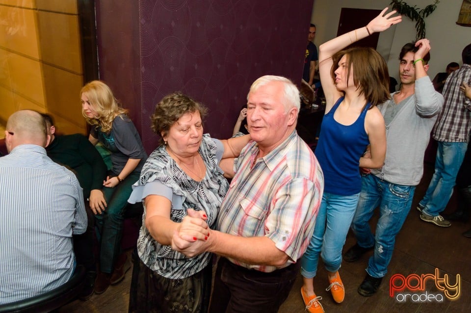 Dans şi distracţie în Blondy's Art Cafe, 