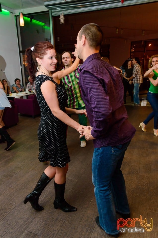 Dans şi distracţie în Blondy's Art Cafe, 