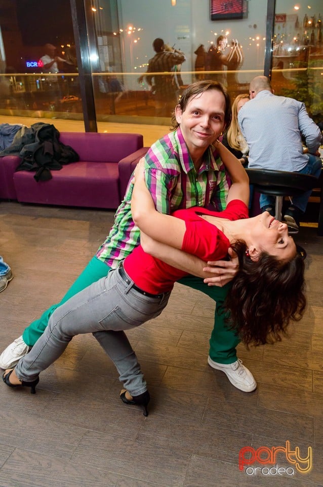 Dans şi distracţie în Blondy's Art Cafe, 