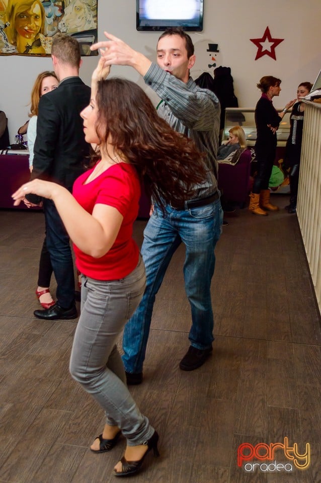 Dans şi distracţie în Blondy's Art Cafe, 