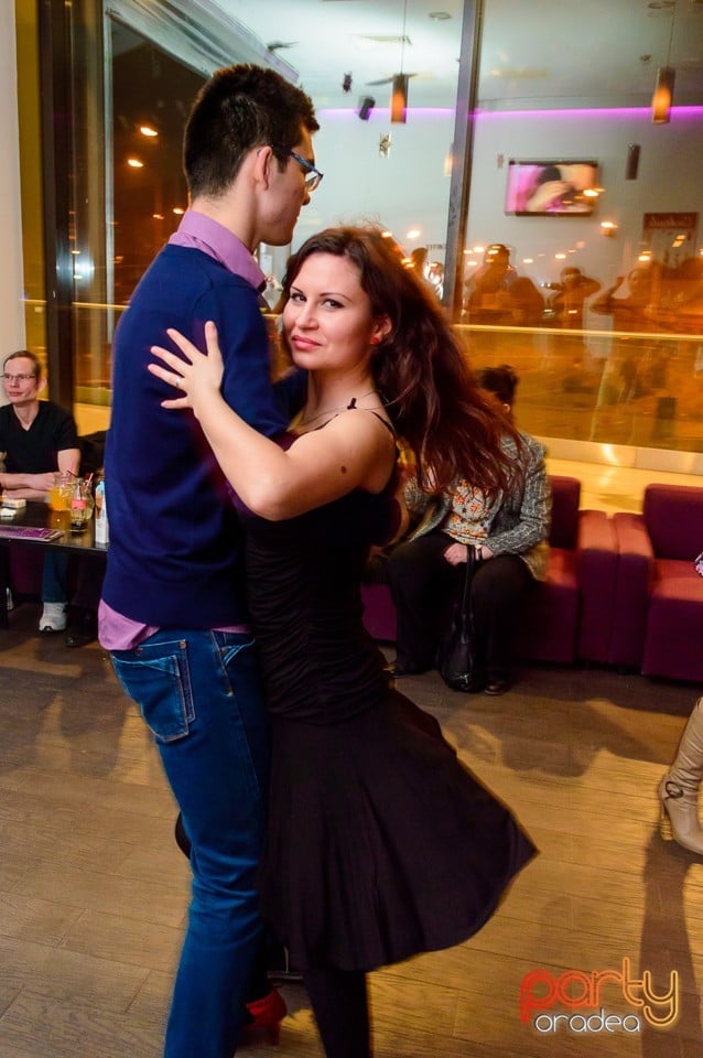 Dans şi distracţie în Blondy's Art Cafe, 