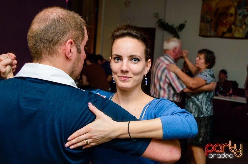 Dans şi distracţie în Blondy's Art Cafe, 