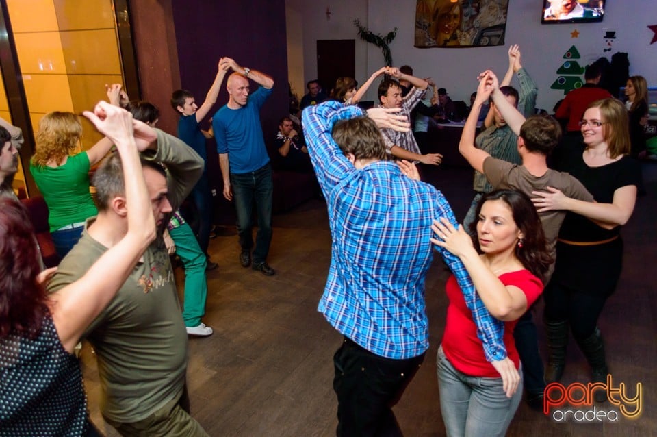 Dans şi distracţie în Blondy's Art Cafe, 