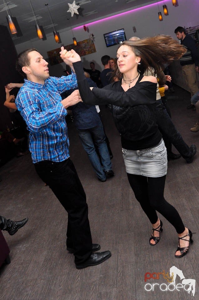 Dans şi distracţie în Blondy's Art Cafe, 