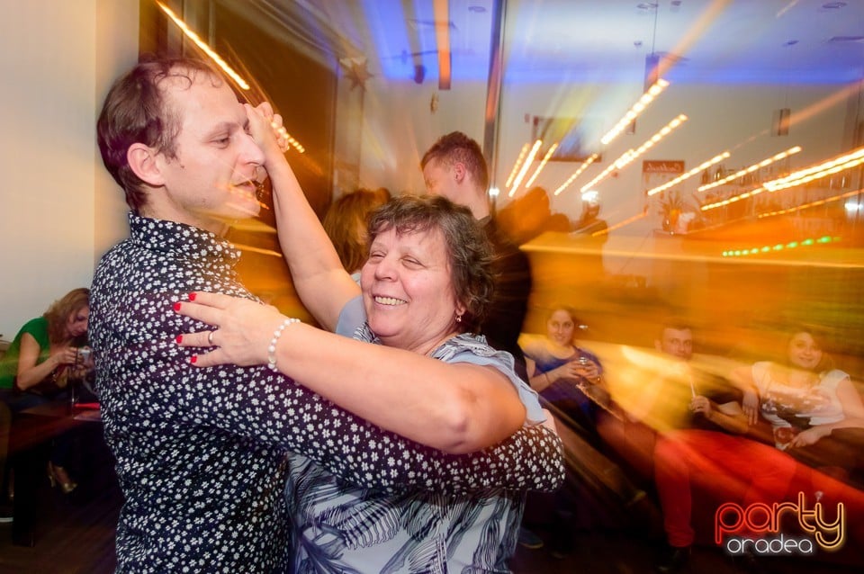 Dans şi distracţie în Blondy's Art Cafe, 