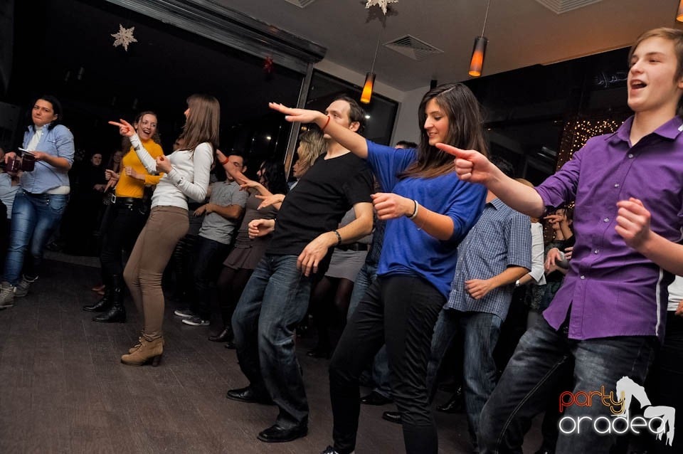 Dans şi distracţie în Blondy's Art Cafe, 