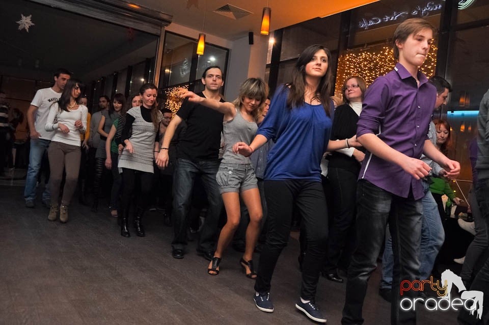 Dans şi distracţie în Blondy's Art Cafe, 