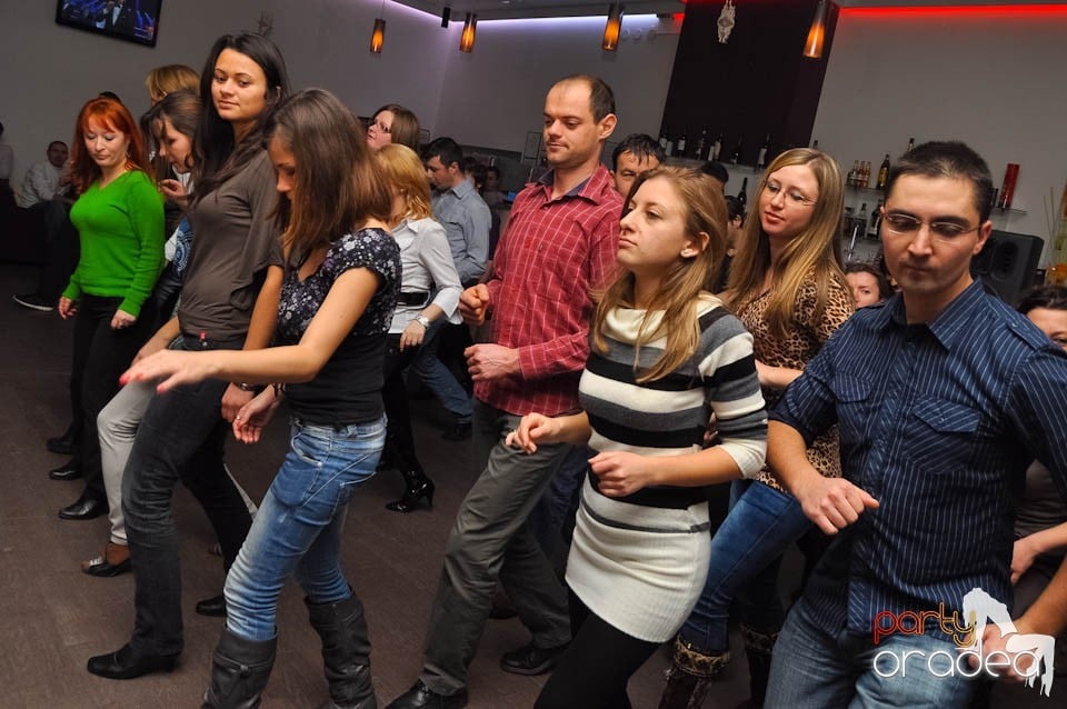 Dans şi distracţie în Blondy's Art Cafe, 