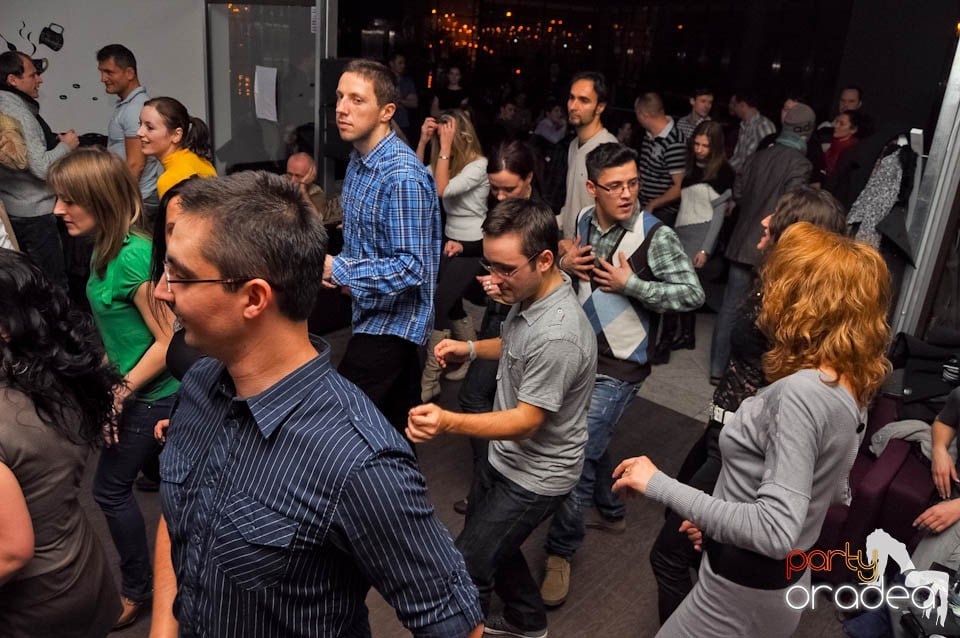 Dans şi distracţie în Blondy's Art Cafe, 