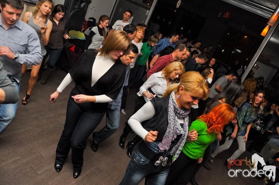 Dans şi distracţie în Blondy's Art Cafe, 