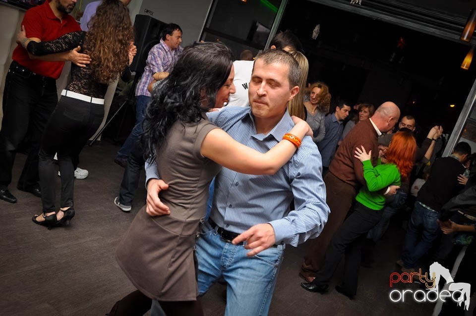 Dans şi distracţie în Blondy's Art Cafe, 