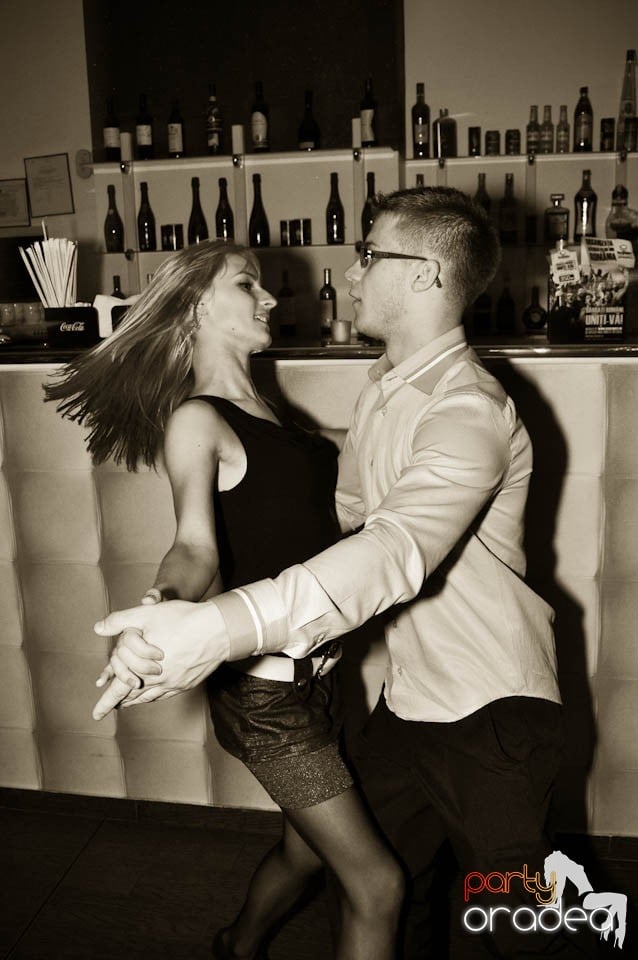 Dans şi distracţie în Blondy's, 