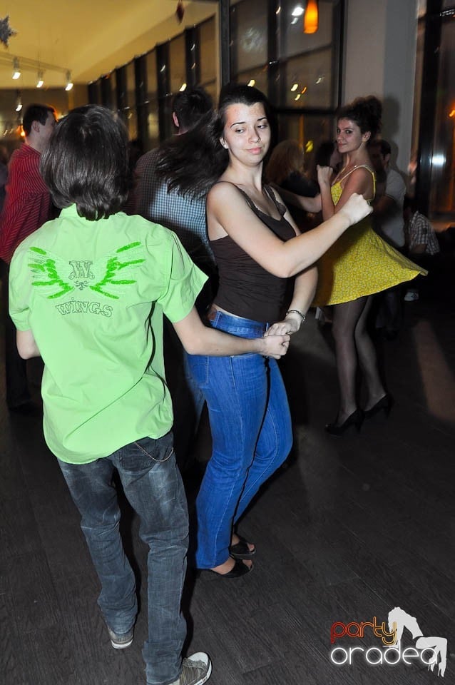 Dans şi distracţie în Blondy's, 