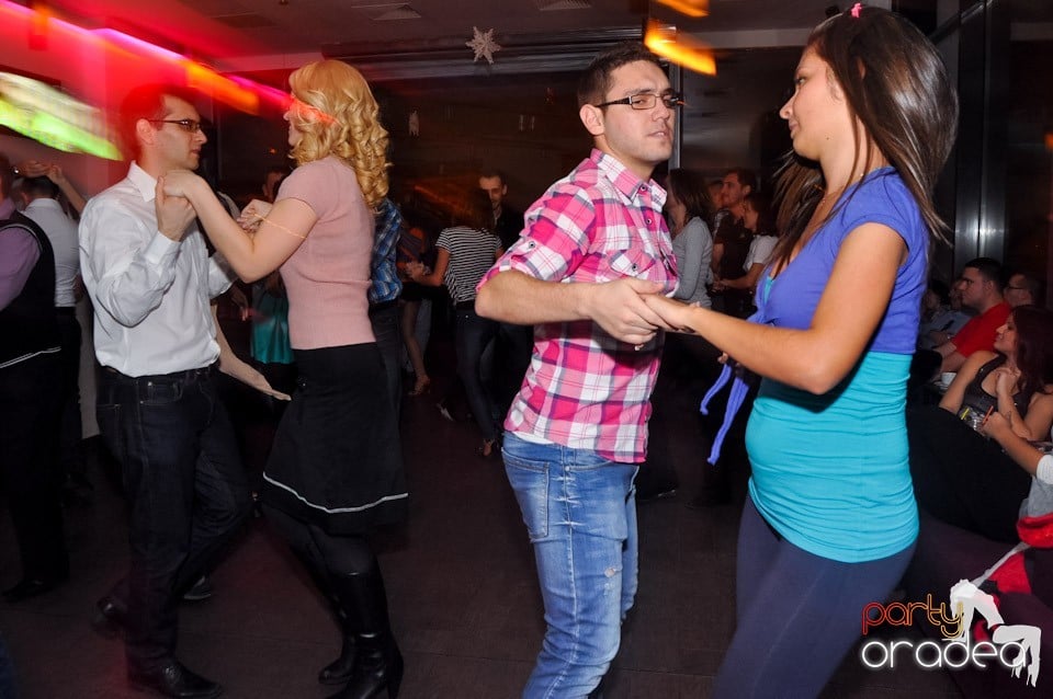 Dans şi distracţie în Blondy's, 