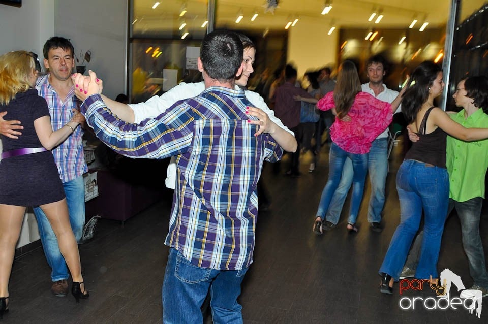 Dans şi distracţie în Blondy's, 