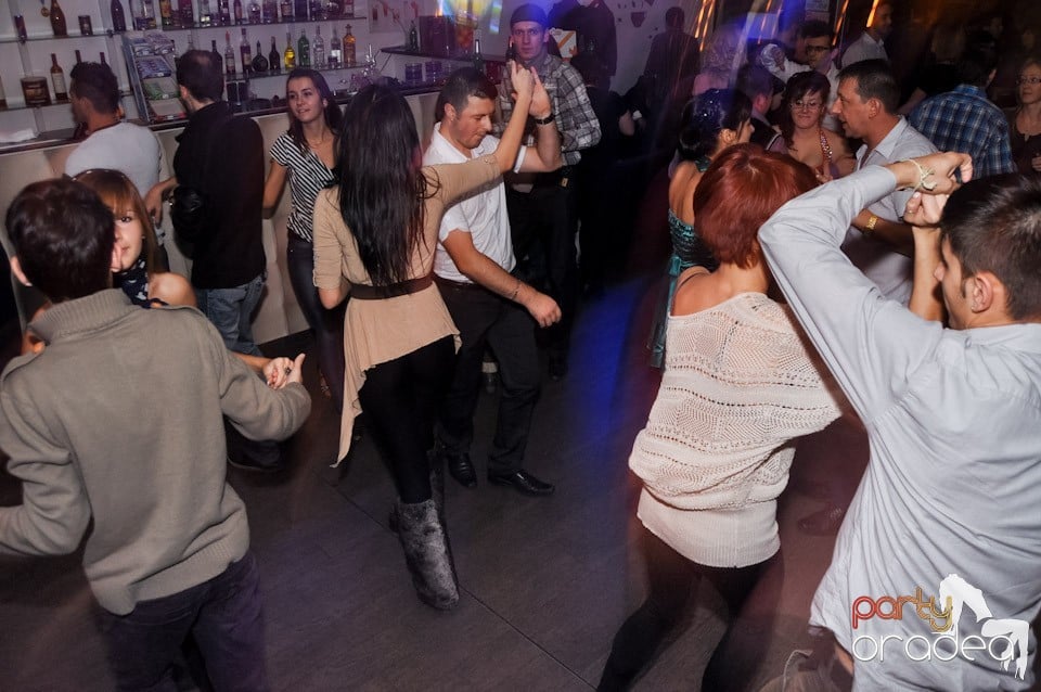 Dans şi distracţie în Blondy's, 