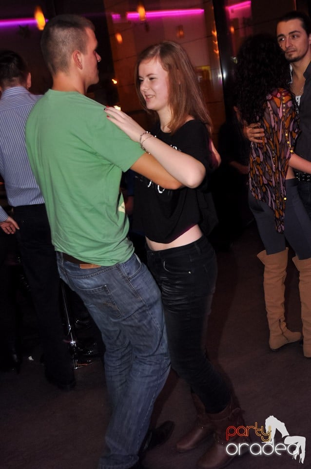 Dans şi distracţie în Blondy's, 