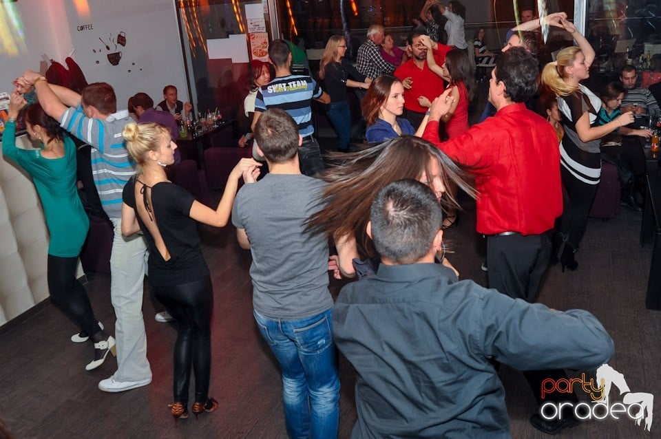 Dans şi distracţie în Blondy's,