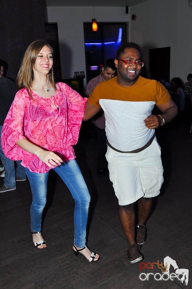 Dans şi distracţie în Blondy's, 