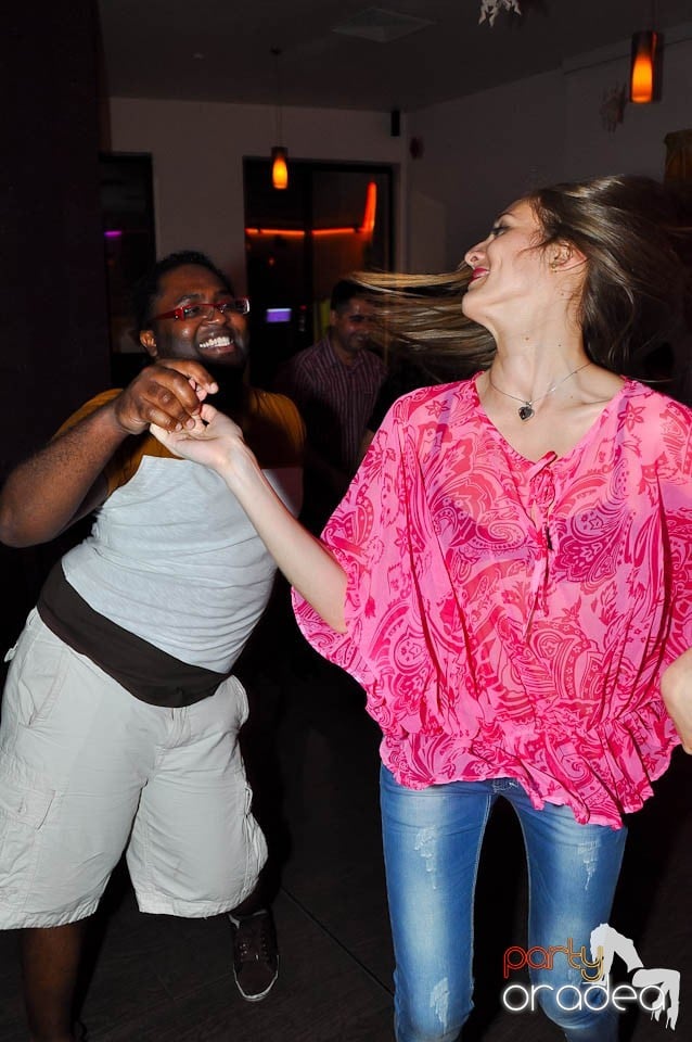 Dans şi distracţie în Blondy's, 