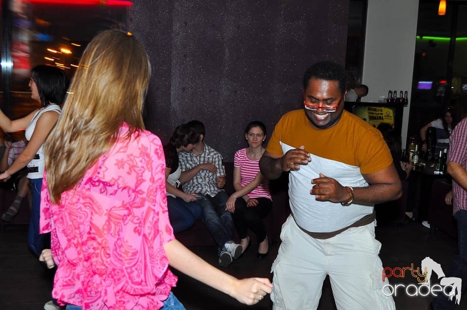 Dans şi distracţie în Blondy's, 