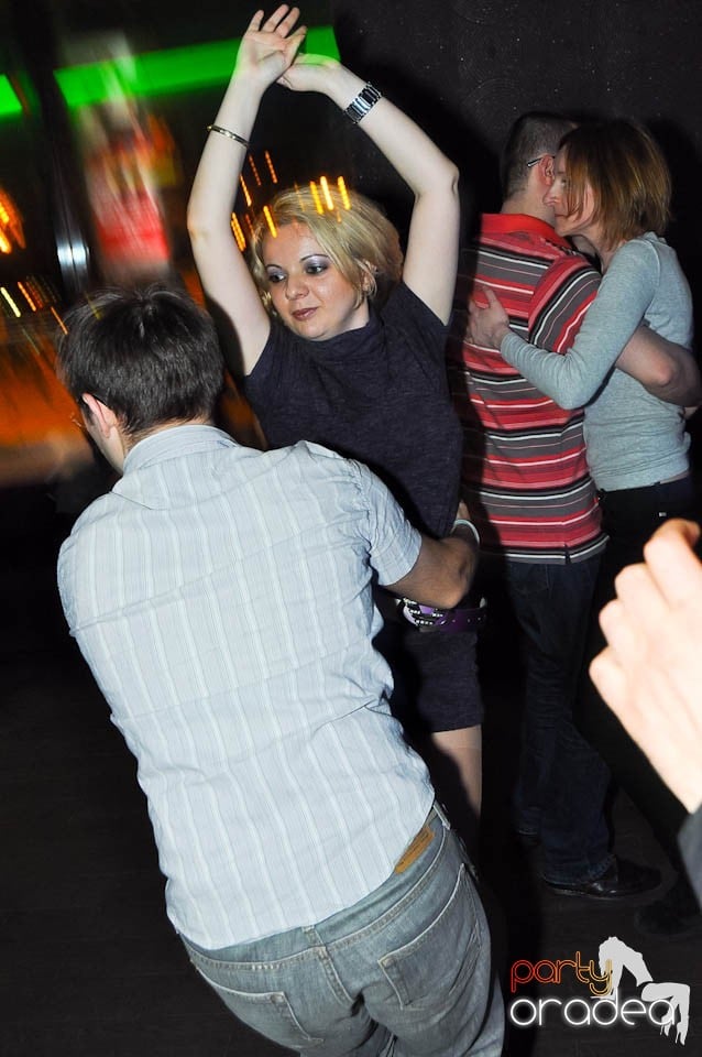 Dans şi distracţie în Blondy's, 