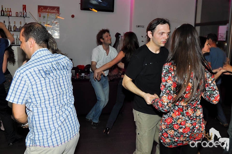 Dans şi distracţie în Blondy's, 