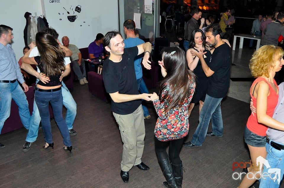 Dans şi distracţie în Blondy's, 