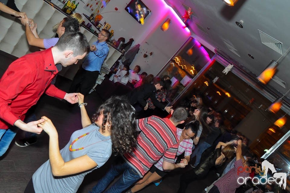 Dans şi distracţie în Blondy's, 