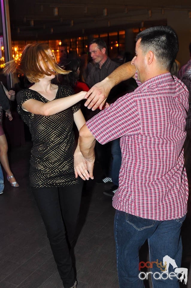 Dans şi distracţie în Blondy's, 