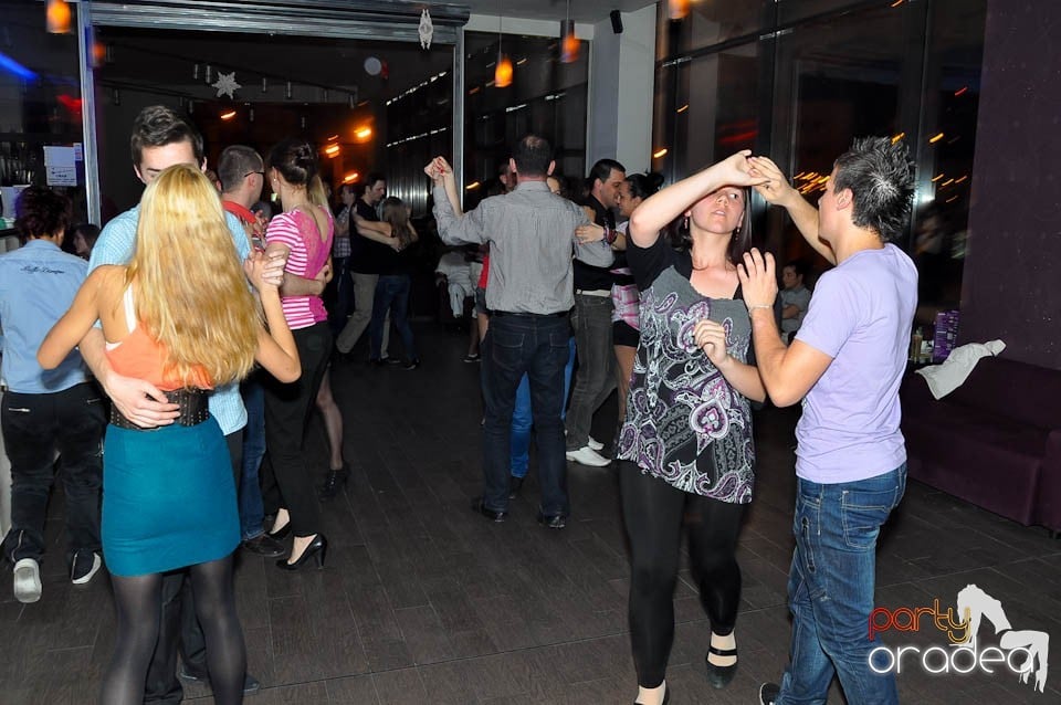 Dans şi distracţie în Blondy's, 