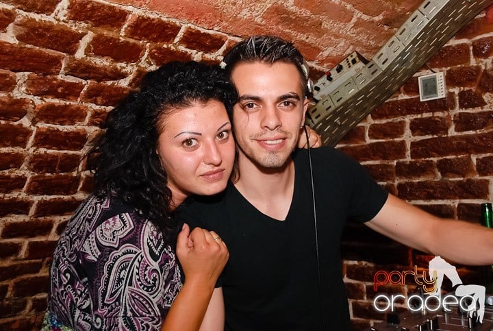 Dans şi distracţie în Club Escape, 