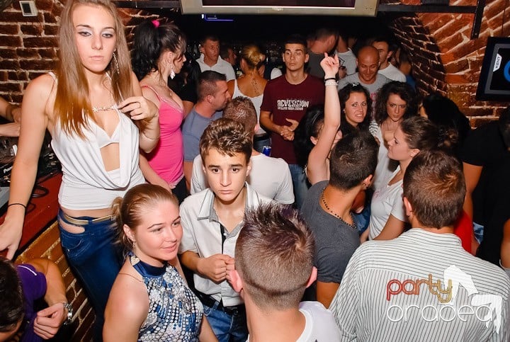 Dans şi distracţie în Club Escape, 