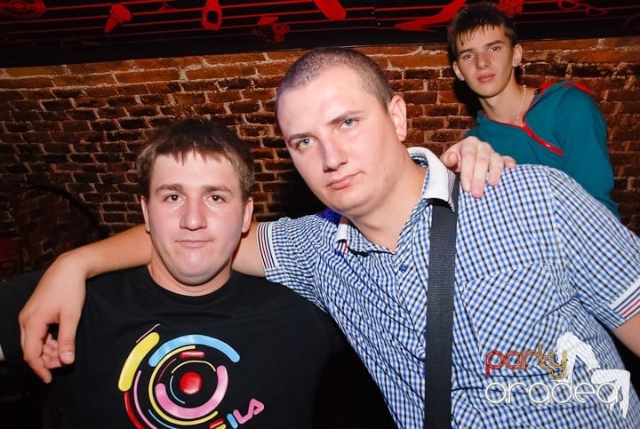 Dans şi distracţie în Club Escape, 