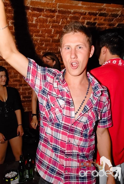 Dans şi distracţie în Club Escape, 