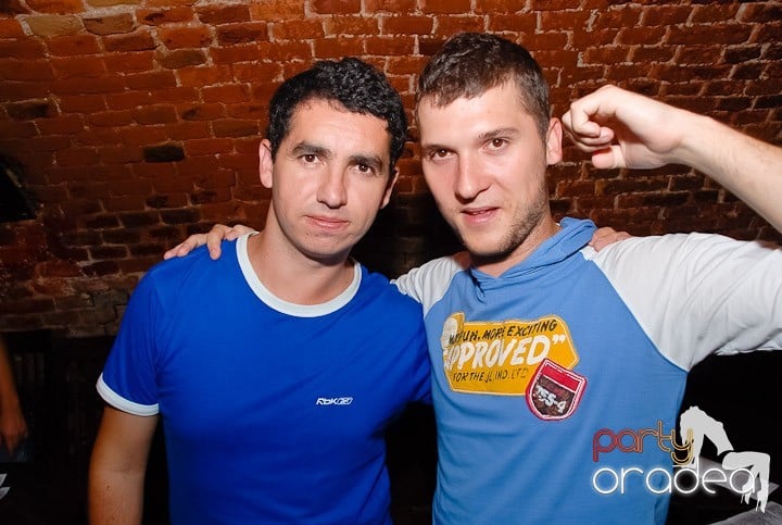 Dans şi distracţie în Club Escape, 