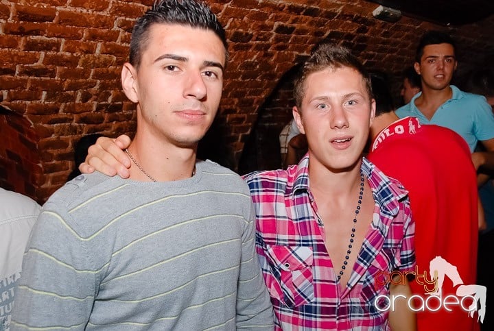 Dans şi distracţie în Club Escape, 