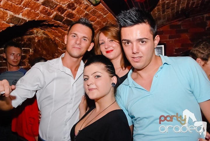 Dans şi distracţie în Club Escape, 