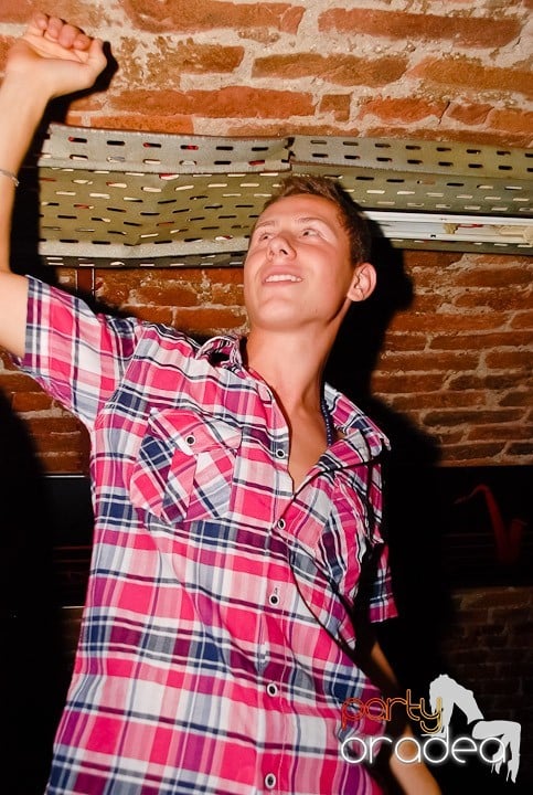 Dans şi distracţie în Club Escape, 