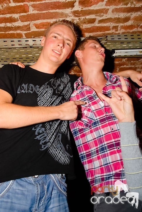 Dans şi distracţie în Club Escape, 