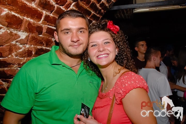 Dans şi distracţie în Club Escape, 