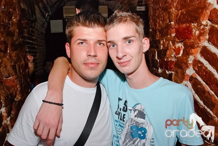 Dans şi distracţie în Club Escape, 