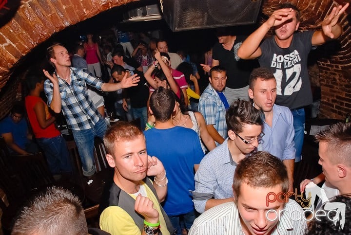 Dans şi distracţie în Club Escape, 