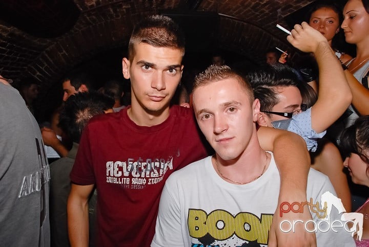 Dans şi distracţie în Club Escape, 